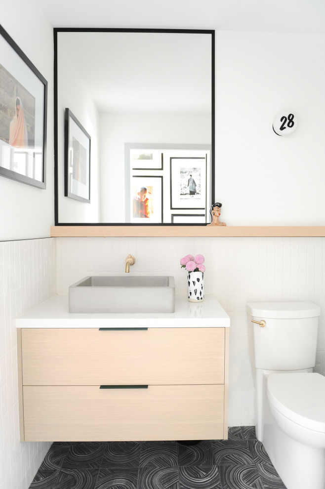 Foto de cuarto de baño único y flotante actual con puertas de armario de madera clara, baldosas y/o azulejos blancos, suelo gris, encimeras blancas, armarios con paneles lisos, paredes blancas y lavabo sobreencimera