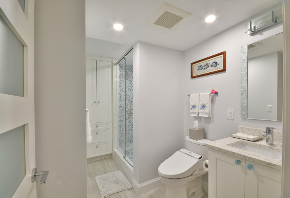 Стильный дизайн: маленькая ванная комната в современном стиле с фасадами в стиле шейкер, белыми фасадами, душем в нише, раздельным унитазом, разноцветной плиткой, плиткой мозаикой, белыми стенами, полом из керамической плитки, душевой кабиной, врезной раковиной, столешницей из переработанного стекла, бежевым полом, душем с раздвижными дверями, разноцветной столешницей, нишей, тумбой под одну раковину и встроенной тумбой для на участке и в саду - последний тренд