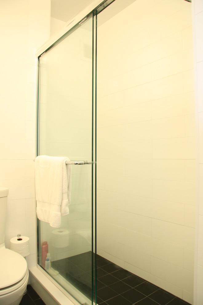 Стильный дизайн: маленькая ванная комната в стиле модернизм с душем в нише, раздельным унитазом, белыми стенами, полом из линолеума и душевой кабиной для на участке и в саду - последний тренд