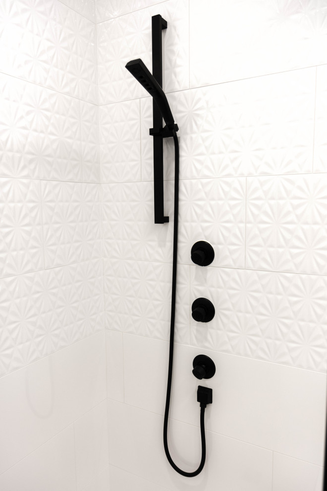Idéer för att renovera ett mellanstort 60 tals grå grått en-suite badrum, med släta luckor, skåp i mellenmörkt trä, ett fristående badkar, vit kakel, porslinskakel, vita väggar, klinkergolv i porslin, ett undermonterad handfat, bänkskiva i kvarts och flerfärgat golv