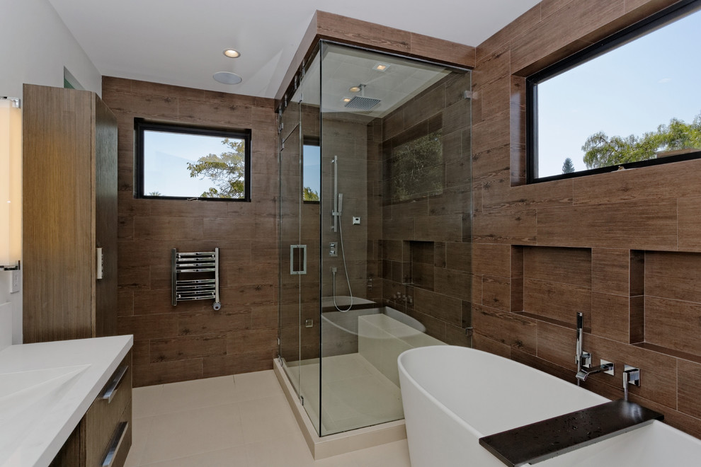 Идея дизайна: большая главная ванная комната в стиле модернизм с плоскими фасадами, фасадами цвета дерева среднего тона, отдельно стоящей ванной, душем в нише, раздельным унитазом, коричневыми стенами и полом из линолеума
