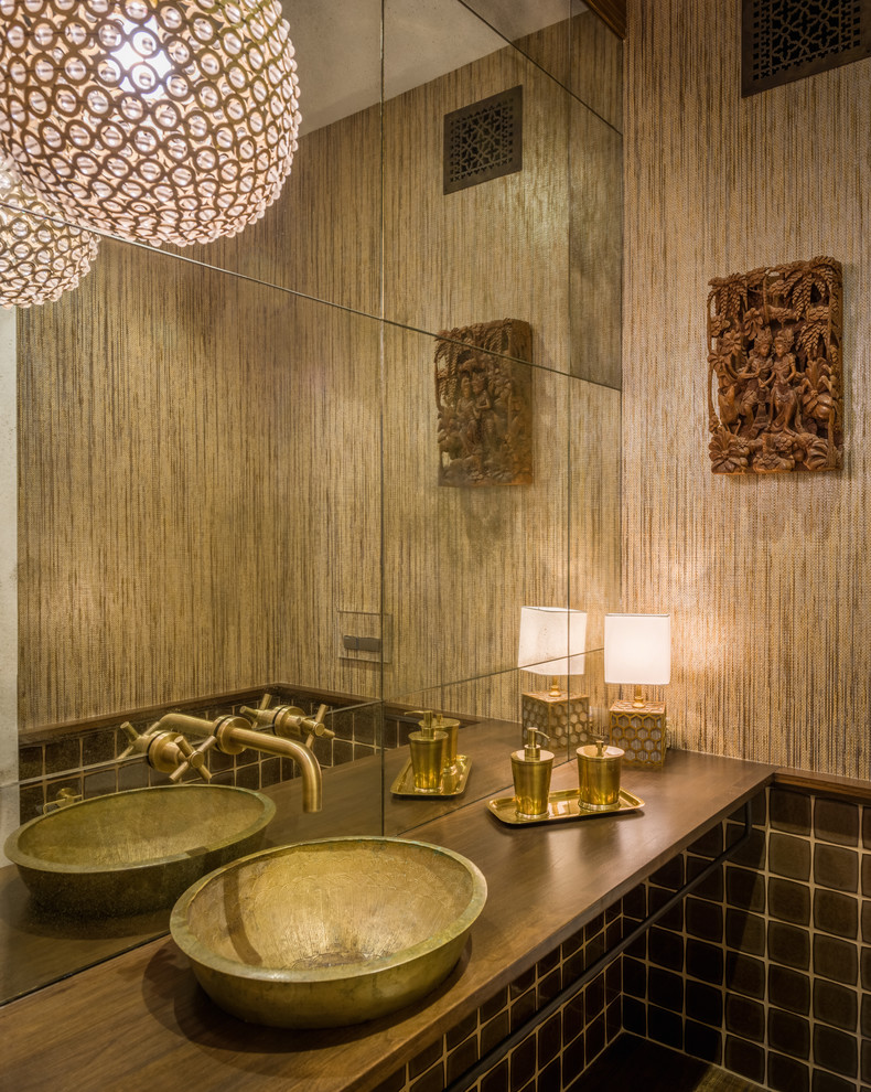 На фото: ванная комната среднего размера в стиле фьюжн с коричневой плиткой, керамической плиткой, коричневыми стенами, темным паркетным полом, настольной раковиной и столешницей из дерева