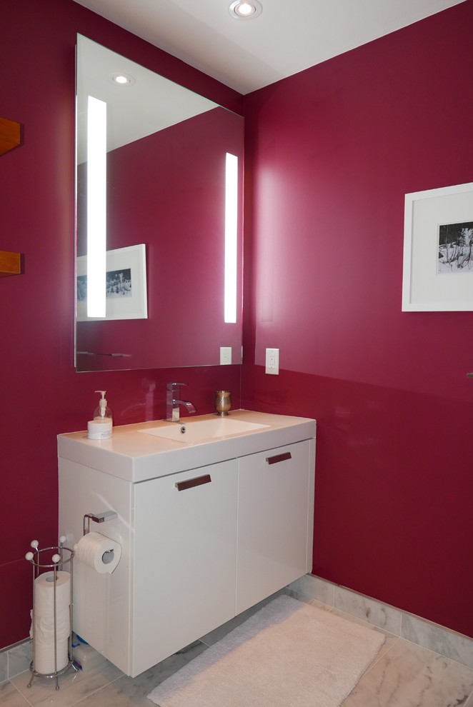На фото: большая главная ванная комната в стиле неоклассика (современная классика) с плоскими фасадами, белыми фасадами, накладной ванной, угловым душем, унитазом-моноблоком, серой плиткой, мраморной плиткой, красными стенами, мраморным полом, монолитной раковиной, столешницей из искусственного камня, серым полом и открытым душем