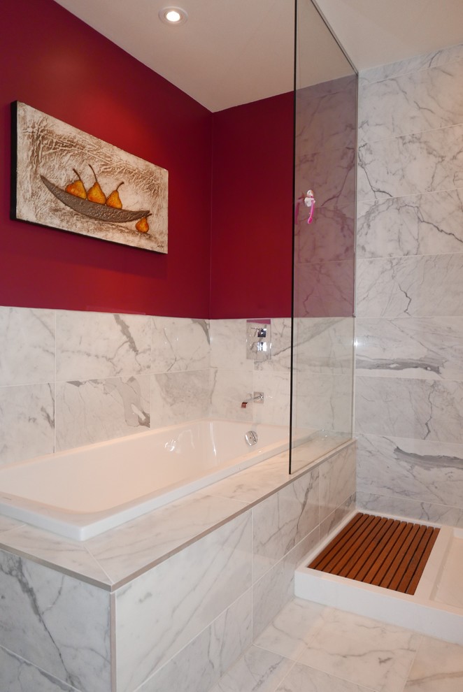 Свежая идея для дизайна: большая главная ванная комната в стиле неоклассика (современная классика) с плоскими фасадами, белыми фасадами, накладной ванной, угловым душем, унитазом-моноблоком, серой плиткой, мраморной плиткой, красными стенами, мраморным полом, монолитной раковиной, столешницей из искусственного камня, серым полом и открытым душем - отличное фото интерьера