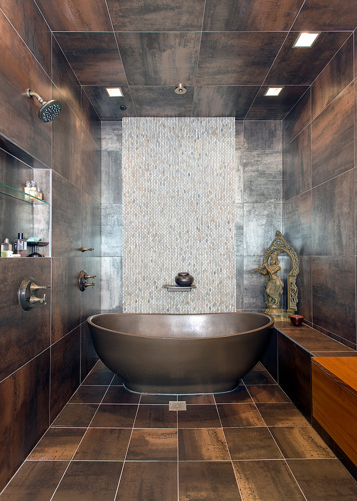 Стильный дизайн: главная ванная комната в современном стиле с отдельно стоящей ванной, открытым душем, коричневой плиткой и открытым душем - последний тренд