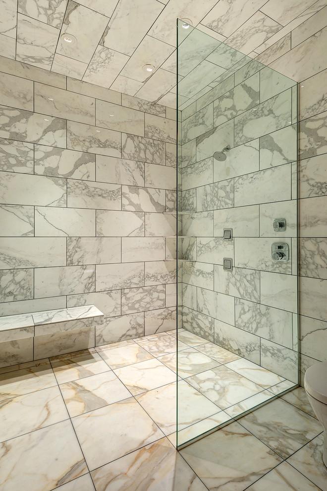 Foto de cuarto de baño contemporáneo extra grande con ducha abierta, baldosas y/o azulejos blancos, baldosas y/o azulejos de piedra y ducha abierta