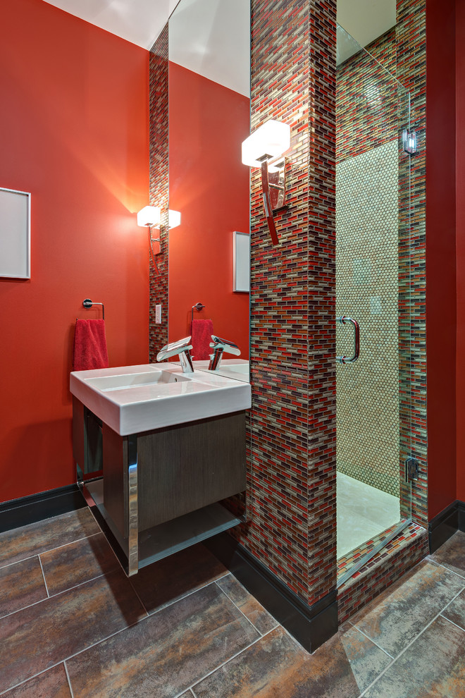 Свежая идея для дизайна: ванная комната в современном стиле с подвесной раковиной, плоскими фасадами, темными деревянными фасадами, душем в нише, разноцветной плиткой, плиткой мозаикой и красными стенами - отличное фото интерьера