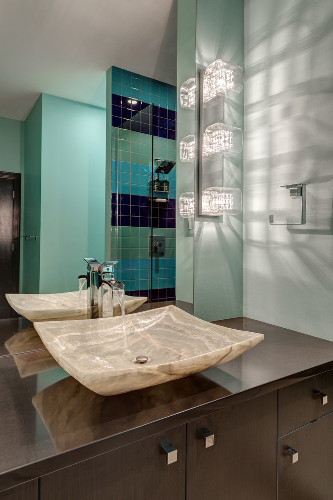Modelo de cuarto de baño contemporáneo con lavabo sobreencimera, armarios con paneles lisos, puertas de armario de madera en tonos medios, ducha empotrada, baldosas y/o azulejos azules, paredes azules y encimeras marrones