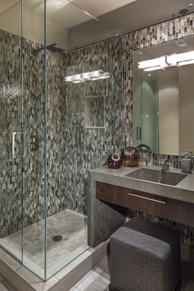 オマハにあるインダストリアルスタイルのおしゃれな浴室の写真