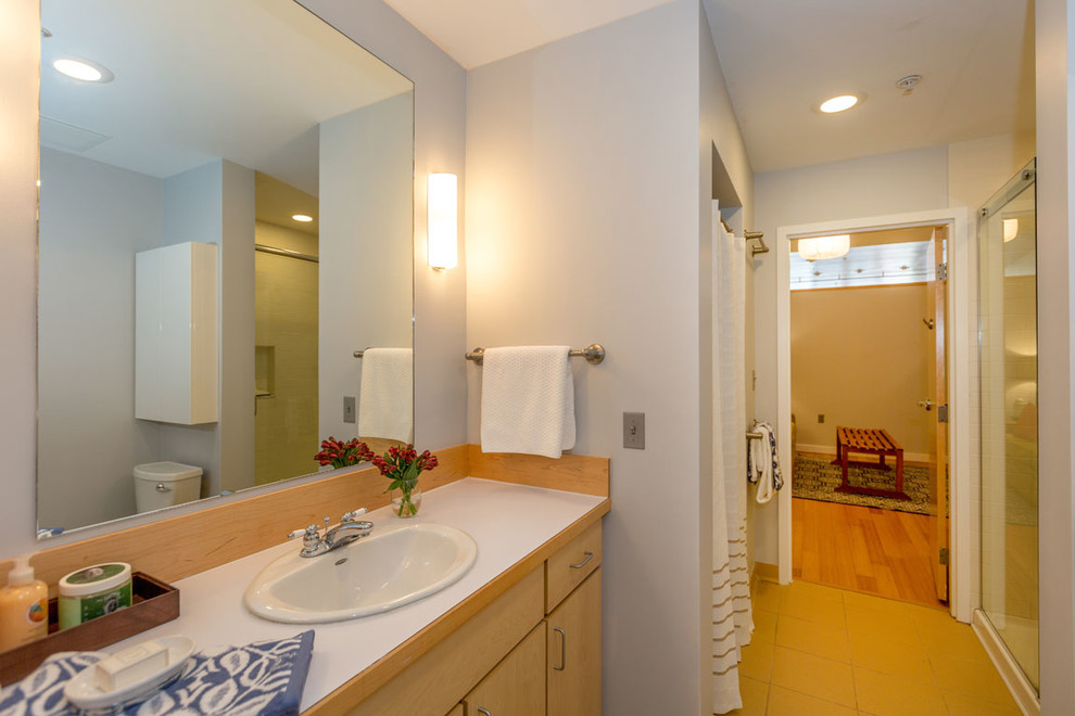 Inredning av ett modernt mellanstort en-suite badrum, med släta luckor, skåp i ljust trä, bänkskiva i akrylsten, en dusch i en alkov, porslinskakel, vita väggar, klinkergolv i keramik, ett nedsänkt handfat, beiget golv och dusch med skjutdörr