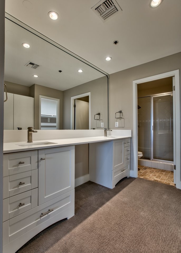 Esempio di una stanza da bagno chic con ante in stile shaker, ante bianche, doccia alcova, pareti grigie, lavabo sottopiano, pavimento grigio, porta doccia a battente e top bianco