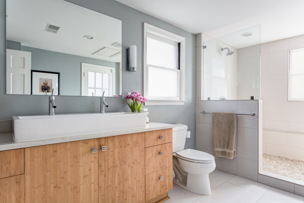 Источник вдохновения для домашнего уюта: главная ванная комната в современном стиле с настольной раковиной, столешницей из кварцита, двойным душем, керамогранитной плиткой и полом из керамогранита
