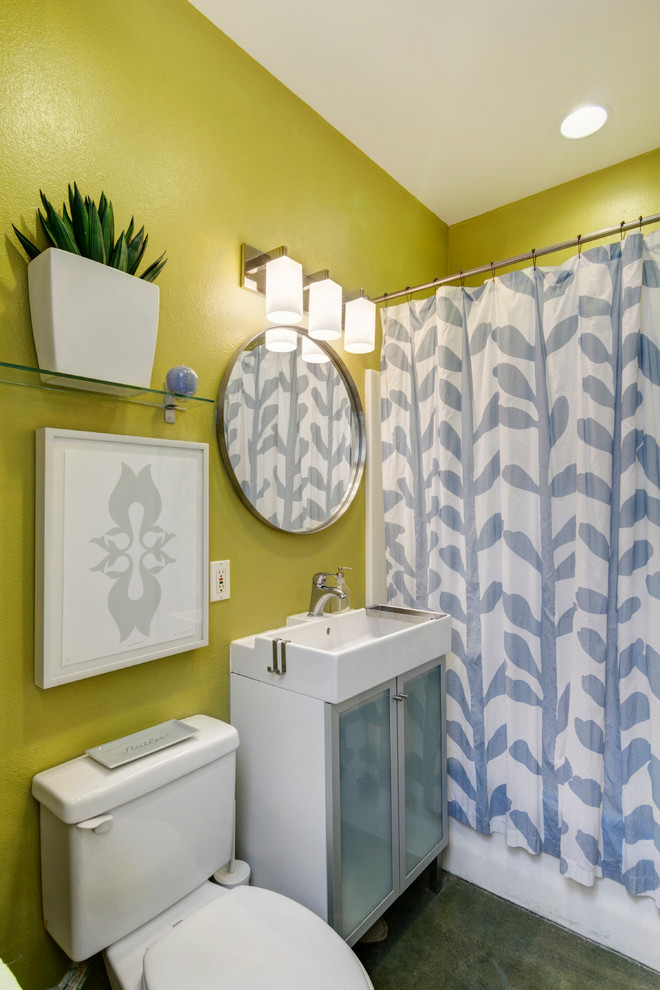 Foto på ett funkis badrum, med ett fristående handfat, luckor med glaspanel, ett badkar i en alkov, en dusch/badkar-kombination och en toalettstol med separat cisternkåpa
