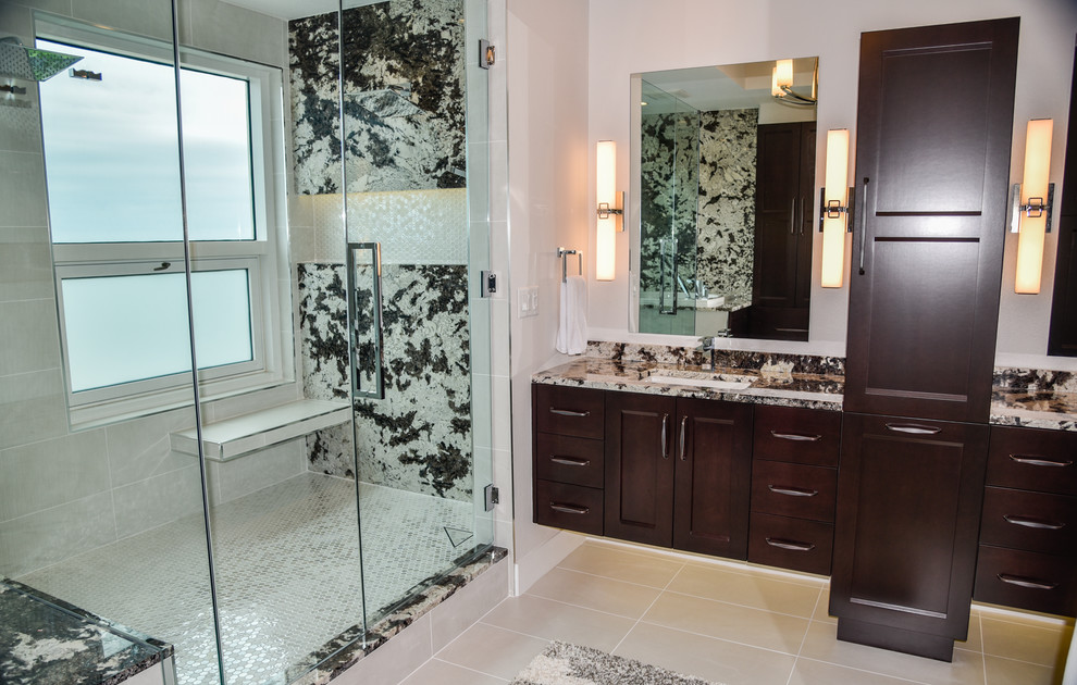 Inspiration för mellanstora moderna en-suite badrum, med bruna skåp, ett japanskt badkar, en hörndusch, beige kakel, keramikplattor, beige väggar, klinkergolv i keramik, ett undermonterad handfat, granitbänkskiva, beiget golv och dusch med gångjärnsdörr