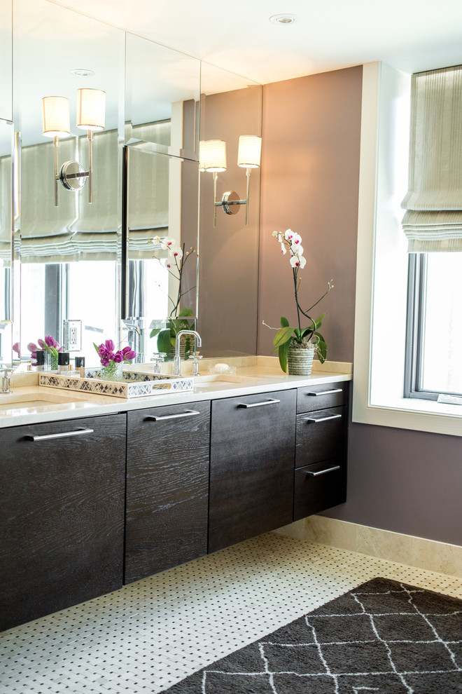 Пример оригинального дизайна: ванная комната в стиле неоклассика (современная классика) с плоскими фасадами, темными деревянными фасадами, столешницей из искусственного кварца и фиолетовыми стенами