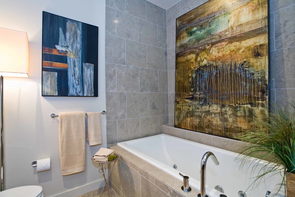 Ispirazione per una stanza da bagno con doccia classica con vasca ad alcova, WC monopezzo, pareti bianche e pavimento con piastrelle in ceramica