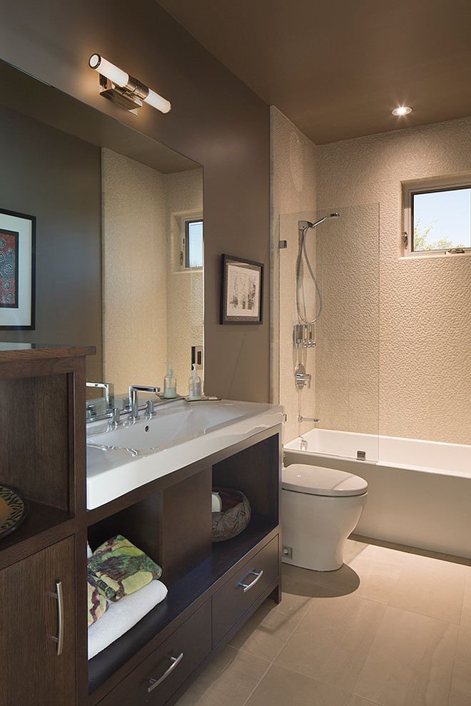 Foto på ett mellanstort vintage en-suite badrum, med ett integrerad handfat, släta luckor, skåp i mellenmörkt trä, en dusch/badkar-kombination, en toalettstol med hel cisternkåpa och ett badkar i en alkov