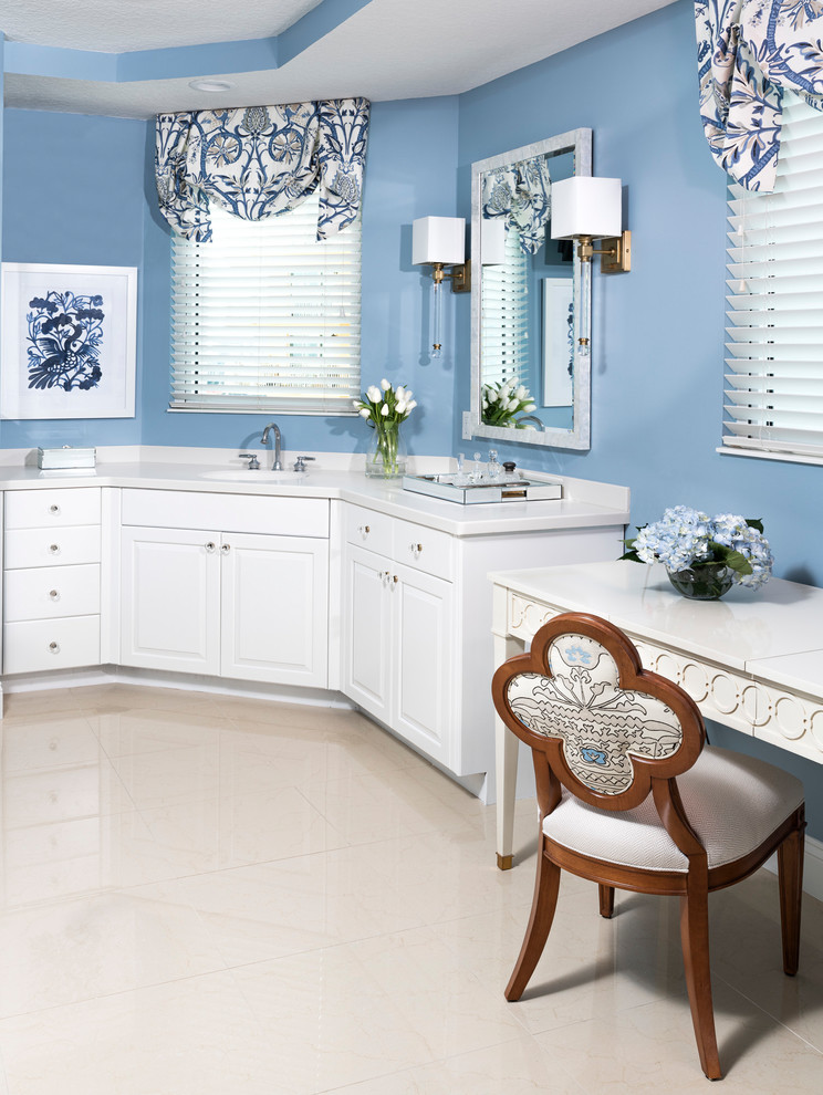 На фото: главная ванная комната в морском стиле с фасадами с выступающей филенкой, белыми фасадами, синими стенами, бежевым полом и белой столешницей