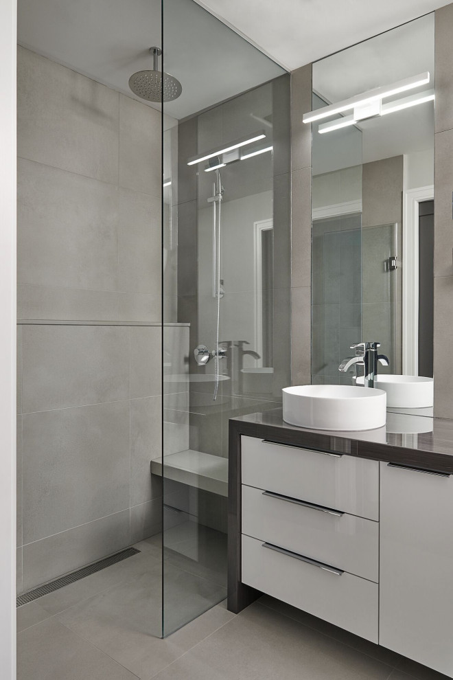 Idee per una stanza da bagno contemporanea con ante lisce, ante bianche, doccia alcova, piastrelle grigie, lavabo a bacinella, pavimento grigio e top grigio