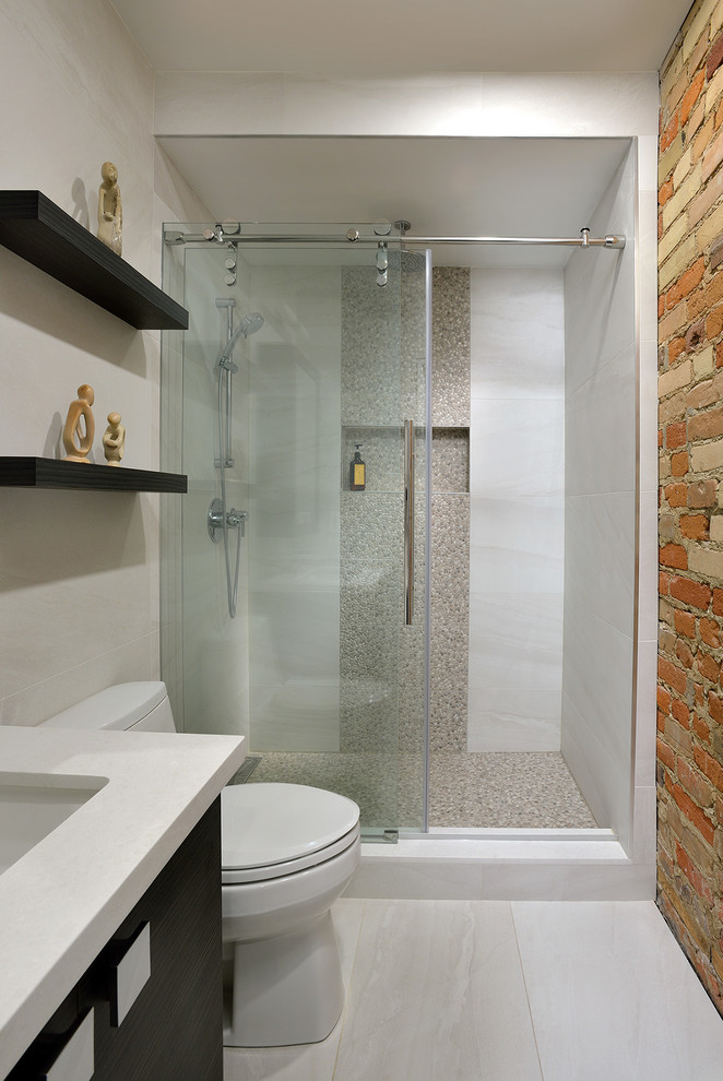 Idée de décoration pour une salle de bain minimaliste en bois foncé de taille moyenne avec un placard à porte plane, WC à poser, un carrelage blanc, des carreaux de porcelaine, un mur beige, un sol en carrelage de porcelaine, un lavabo encastré et un plan de toilette en quartz.