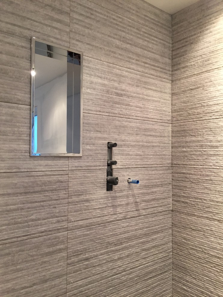 Inspiration for a small modern family bathroom in Toronto with beige tiles, porcelain tiles and pebble tile flooring.