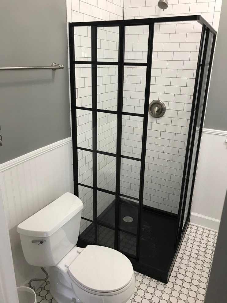 Bild på ett litet vintage en-suite badrum, med en hörndusch, en toalettstol med hel cisternkåpa, vit kakel, tunnelbanekakel, grå väggar, mosaikgolv, flerfärgat golv och dusch med skjutdörr