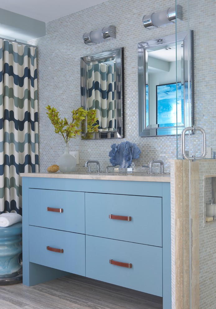 Источник вдохновения для домашнего уюта: главная ванная комната среднего размера в современном стиле с плоскими фасадами, синими фасадами, угловым душем, серой плиткой, каменной плиткой, серыми стенами, полом из ламината, накладной раковиной и столешницей из гранита