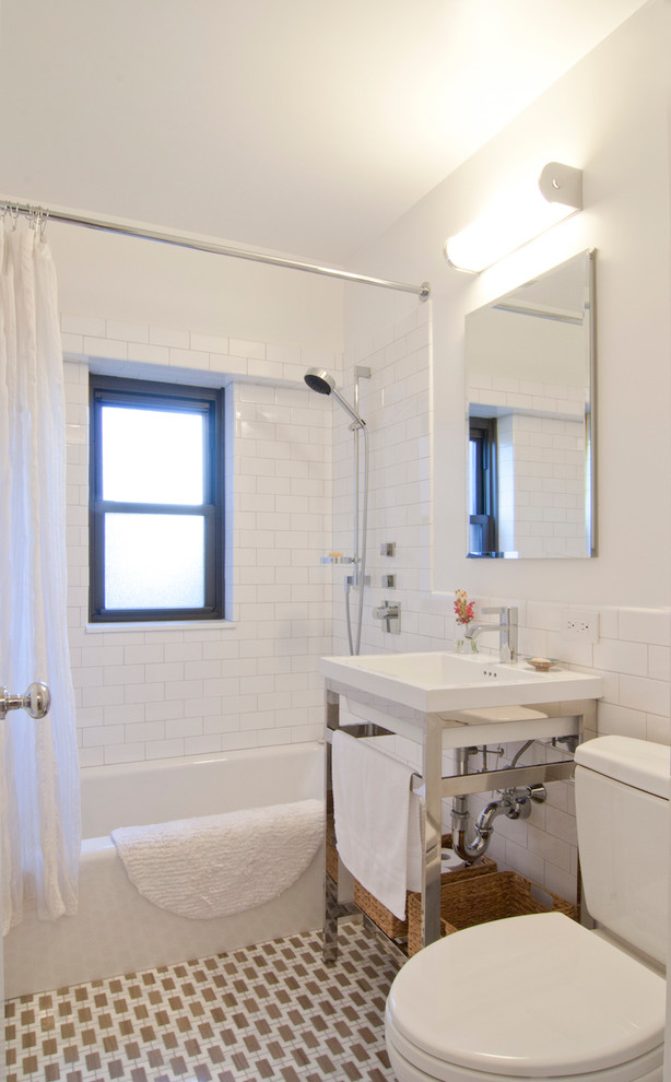 ニューヨークにある低価格の小さなトランジショナルスタイルのおしゃれなマスターバスルーム (アルコーブ型浴槽、シャワー付き浴槽	、白いタイル、白い壁、モザイクタイル、コンソール型シンク、シャワーカーテン、分離型トイレ、セラミックタイル、グレーの床) の写真