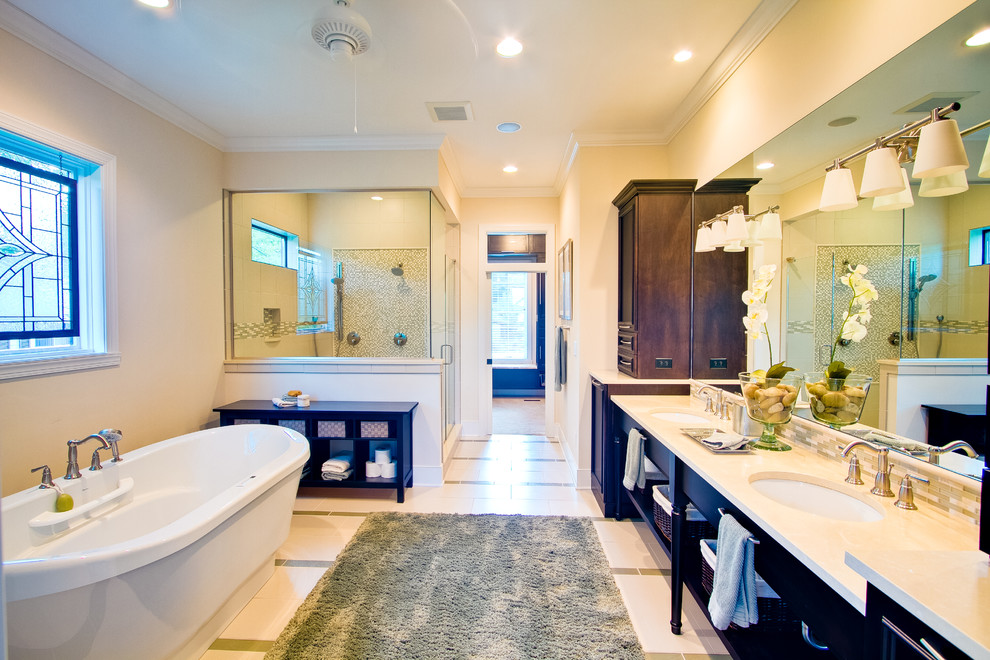 Ejemplo de cuarto de baño clásico con lavabo bajoencimera, puertas de armario negras, bañera exenta, ducha esquinera, baldosas y/o azulejos beige y armarios abiertos