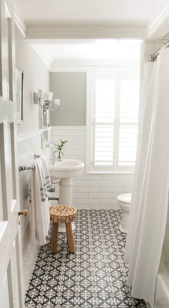 Стильный дизайн: ванная комната в стиле неоклассика (современная классика) с ванной в нише, душем над ванной, раздельным унитазом, керамогранитной плиткой, серыми стенами, полом из керамогранита и раковиной с пьедесталом - последний тренд