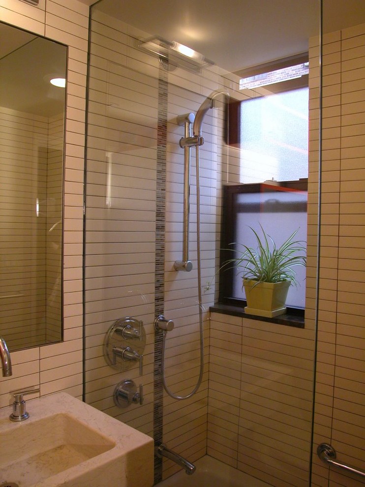 Modelo de cuarto de baño minimalista con ducha empotrada, paredes beige y ventanas