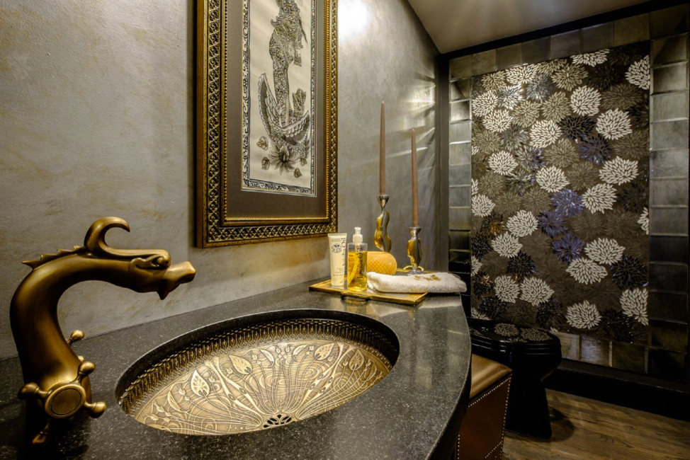 Idéer för ett litet eklektiskt badrum, med ett undermonterad handfat, släta luckor, svarta skåp, granitbänkskiva, spegel istället för kakel, flerfärgade väggar och mellanmörkt trägolv