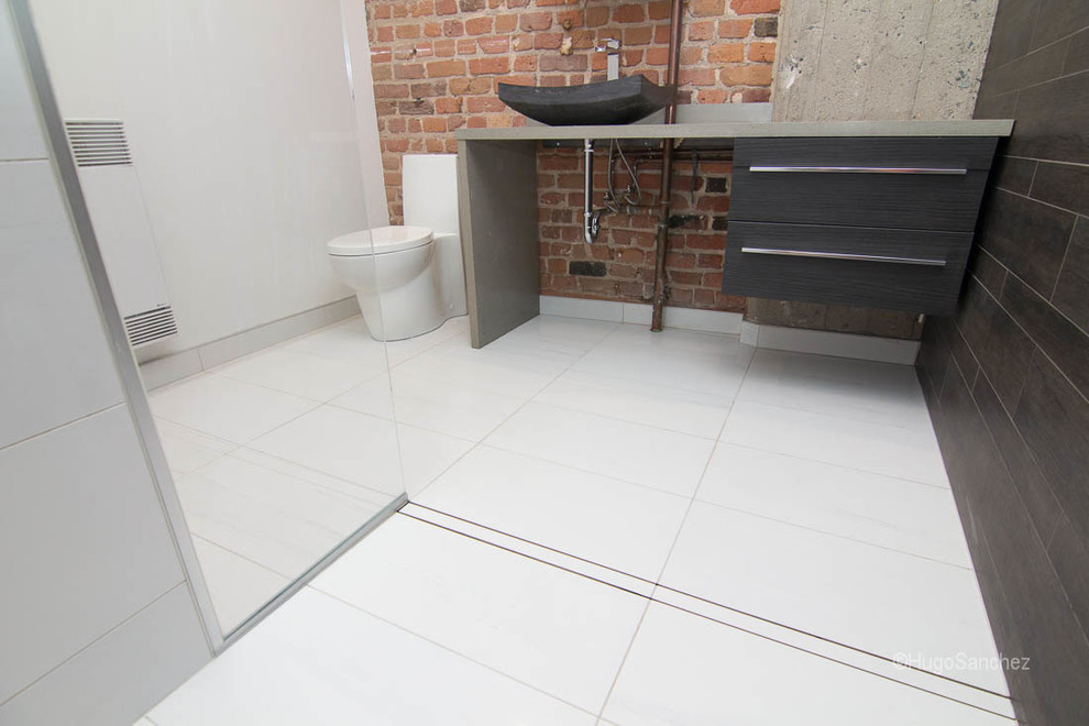Идея дизайна: главная ванная комната среднего размера в стиле модернизм с настольной раковиной, столешницей из бетона, душем без бортиков, унитазом-моноблоком, белой плиткой, керамогранитной плиткой, белыми стенами и полом из керамогранита