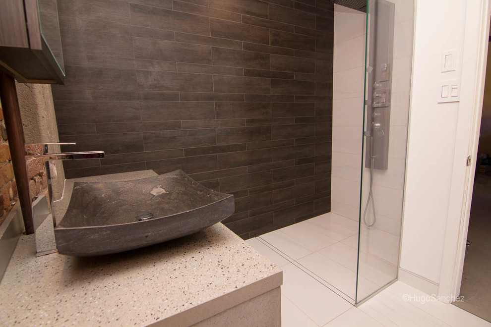 This is an example of a medium sized modern ensuite bathroom in Montreal with a vessel sink, open cabinets, concrete worktops, a built-in shower, a one-piece toilet, white tiles, porcelain tiles, white walls and porcelain flooring.