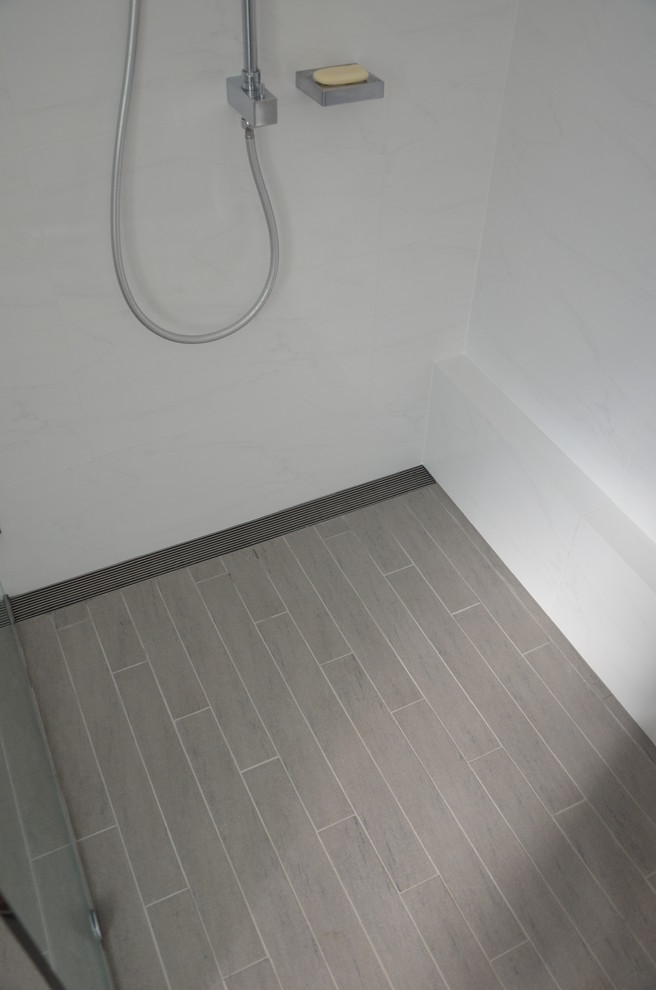 Идея дизайна: ванная комната в современном стиле с монолитной раковиной, открытым душем, унитазом-моноблоком, плоскими фасадами, белыми фасадами, столешницей из искусственного камня, белой плиткой и керамогранитной плиткой