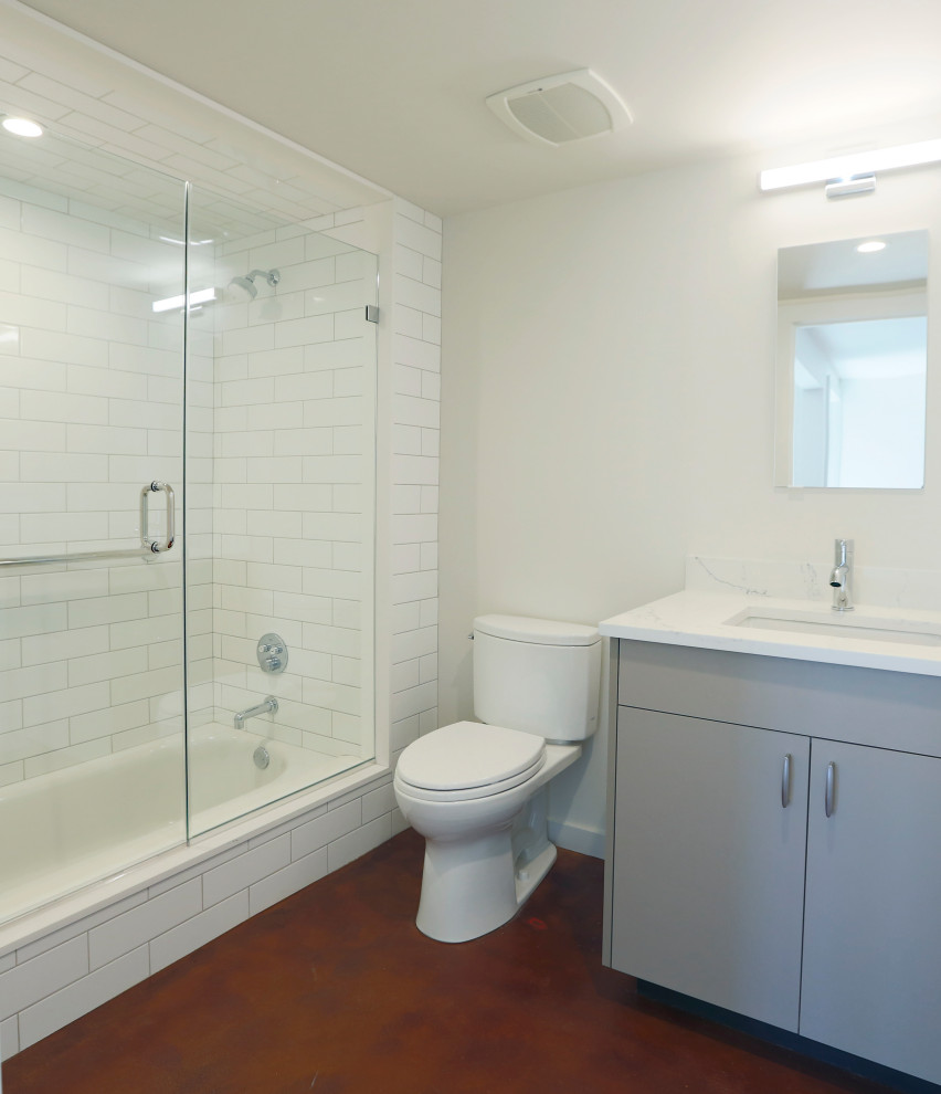 На фото: маленькая ванная комната в современном стиле с плоскими фасадами, серыми фасадами, накладной ванной, душем над ванной, раздельным унитазом, белой плиткой, керамогранитной плиткой, белыми стенами, бетонным полом, душевой кабиной, врезной раковиной, столешницей из искусственного кварца, коричневым полом, душем с распашными дверями, белой столешницей, тумбой под одну раковину и встроенной тумбой для на участке и в саду с