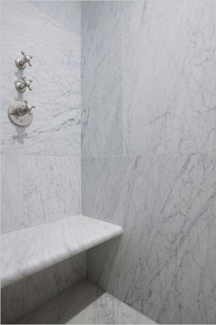 Foto di una stanza da bagno classica con doccia ad angolo, lastra di pietra, piastrelle bianche, pareti bianche e pavimento in marmo
