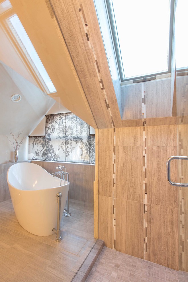 Bild på ett mellanstort funkis en-suite badrum, med ett fristående badkar, en öppen dusch, grå kakel, stenkakel, vita väggar och kalkstensgolv