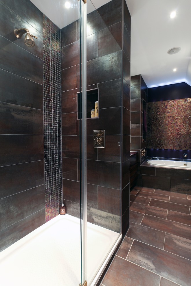 На фото: главная ванная комната среднего размера в стиле кантри с стеклянной столешницей, накладной ванной, инсталляцией, врезной раковиной, полом из керамической плитки, двойным душем и черными стенами