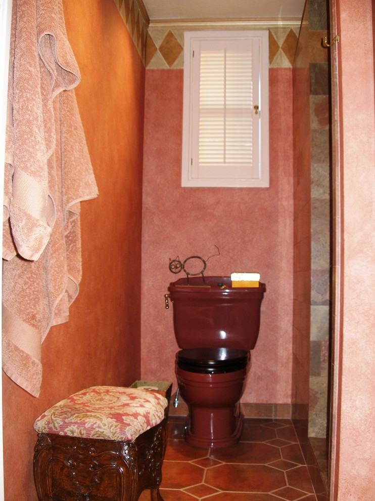 На фото: маленькая главная ванная комната в средиземноморском стиле с плоскими фасадами, темными деревянными фасадами, угловым душем, унитазом-моноблоком, синей плиткой, разноцветной плиткой, каменной плиткой, красными стенами, полом из керамогранита, накладной раковиной и столешницей из гранита для на участке и в саду с