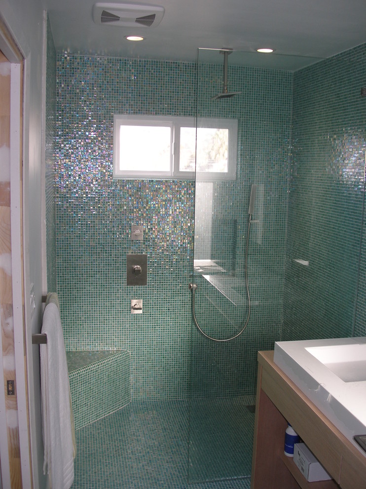 Bild på ett litet eklektiskt en-suite badrum, med öppna hyllor, skåp i ljust trä, en öppen dusch, en toalettstol med hel cisternkåpa, blå kakel, flerfärgad kakel, glaskakel, blå väggar, klinkergolv i porslin, ett integrerad handfat och bänkskiva i akrylsten