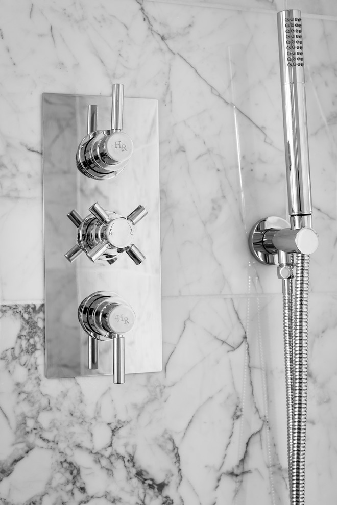Immagine di una stanza da bagno con doccia design di medie dimensioni