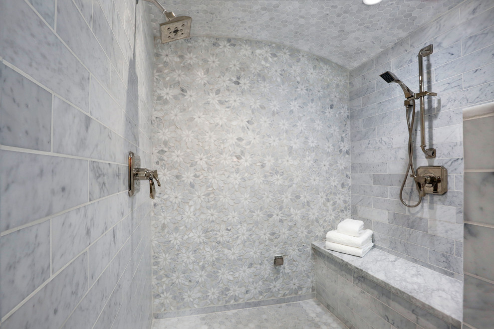 Идея дизайна: ванная комната среднего размера в стиле фьюжн с фасадами в стиле шейкер, синими фасадами, двойным душем, унитазом-моноблоком, серой плиткой, мраморной плиткой, бежевыми стенами, мраморным полом, врезной раковиной, мраморной столешницей, серым полом, душем с распашными дверями и серой столешницей