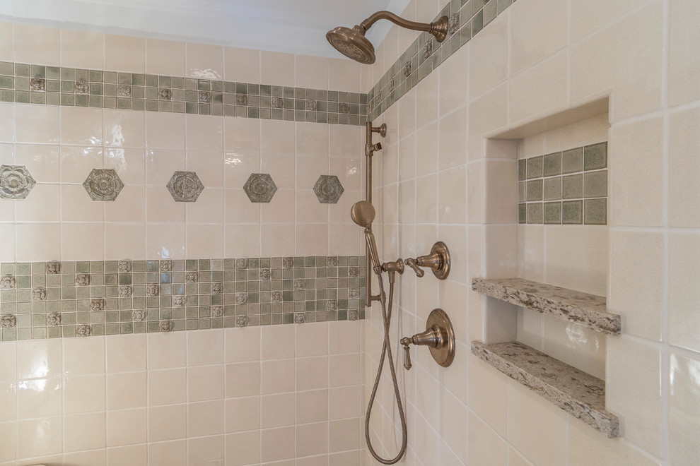 Idéer för ett mellanstort klassiskt en-suite badrum, med en dusch i en alkov, beige kakel, keramikplattor, beige väggar, klinkergolv i keramik, bänkskiva i akrylsten och beiget golv