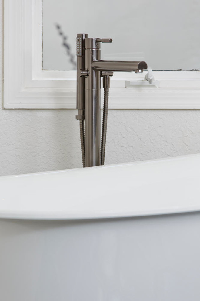 Cette image montre une grande douche en alcôve principale design en bois vieilli avec un placard avec porte à panneau encastré, une baignoire indépendante, WC suspendus, un carrelage gris, un lavabo encastré et un plan de toilette en quartz modifié.