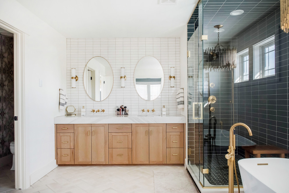 Klassisk inredning av ett stort vit vitt en-suite badrum, med skåp i ljust trä, ett fristående badkar, en hörndusch, grön kakel, keramikplattor, vita väggar, klinkergolv i keramik, beiget golv och dusch med gångjärnsdörr