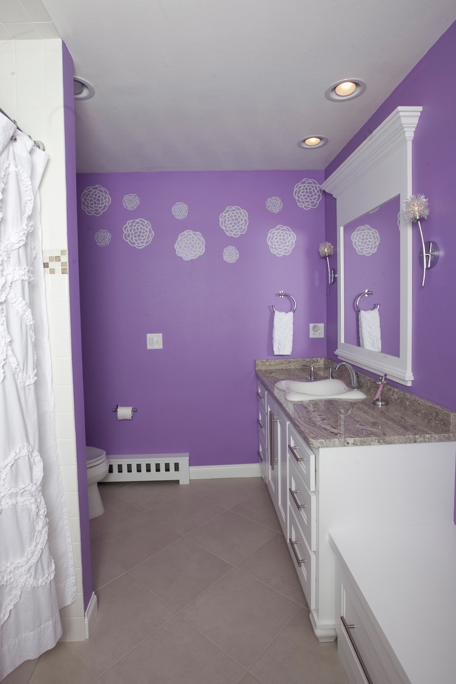 Réalisation d'une salle de bain minimaliste pour enfant avec un placard avec porte à panneau encastré, des portes de placard blanches, un combiné douche/baignoire, un mur violet, un lavabo posé et un plan de toilette en granite.