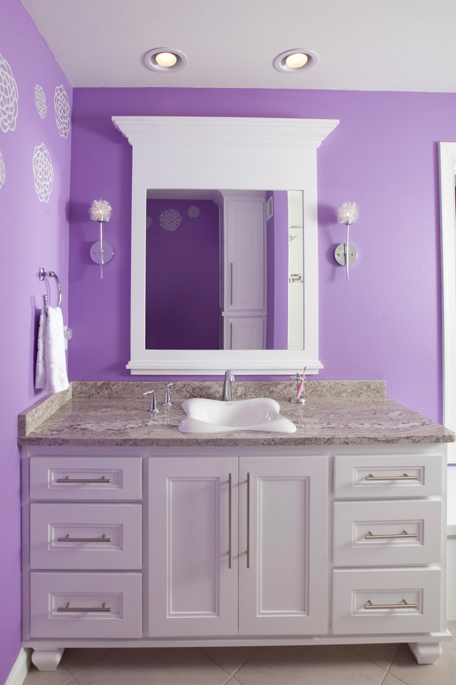 Стильный дизайн: детская ванная комната в стиле модернизм с фасадами с утопленной филенкой, белыми фасадами, фиолетовыми стенами, накладной раковиной и столешницей из гранита - последний тренд