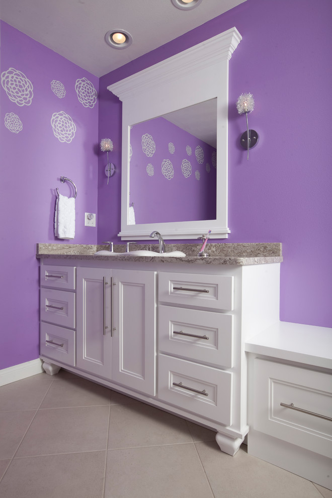 Réalisation d'une salle de bain minimaliste pour enfant avec un placard avec porte à panneau encastré, des portes de placard blanches, un mur violet, un lavabo posé et un plan de toilette en granite.