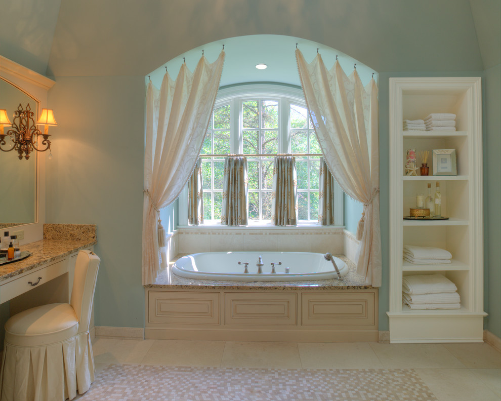Diseño de cuarto de baño principal tradicional de tamaño medio con puertas de armario blancas, bañera encastrada, baldosas y/o azulejos beige, baldosas y/o azulejos de porcelana, paredes azules, suelo de baldosas de porcelana y encimera de granito
